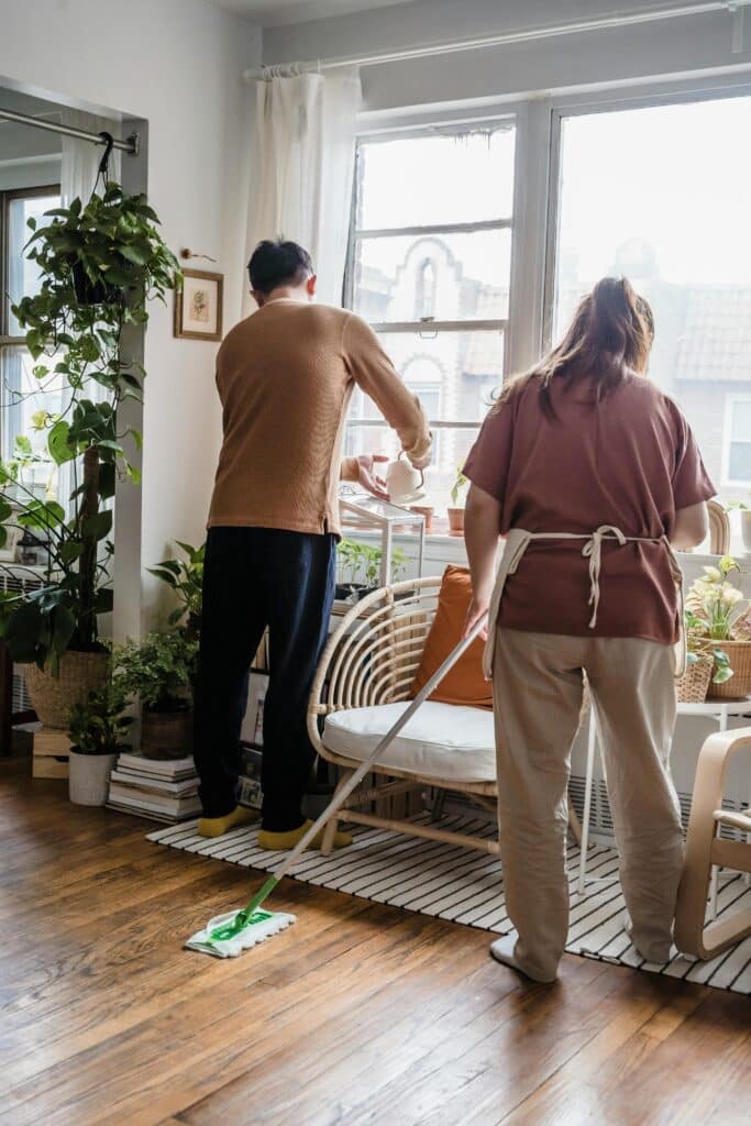 couple cleaning